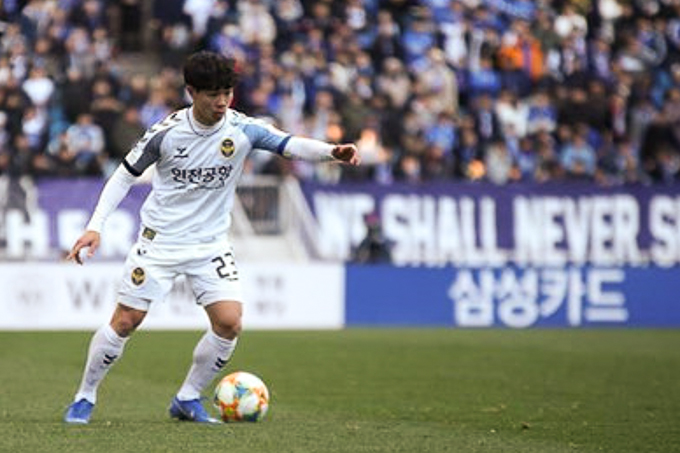 Jeonbuk Hyundai 2-0 Incheon: Công Phượng lạc lõng, Incheon thua trận thứ 4 liên tiếp